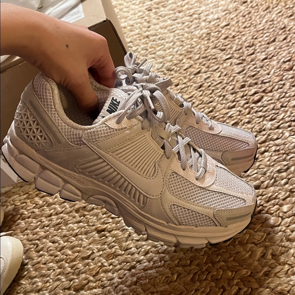 NWOT Nike white vomero 5